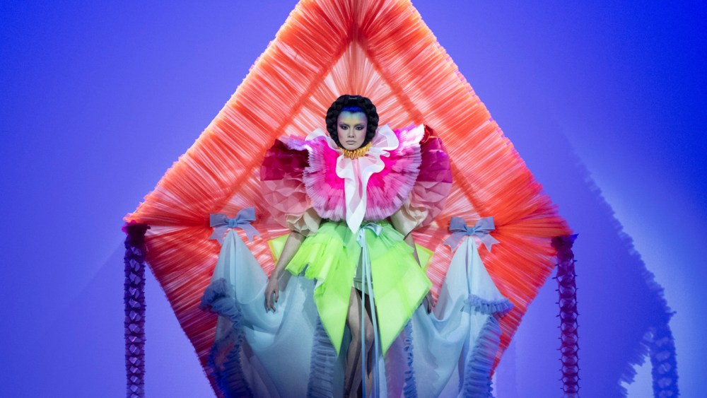 Viktor & Rolf Spring 2026 Couture Runway, Fashion Show & Collection Review